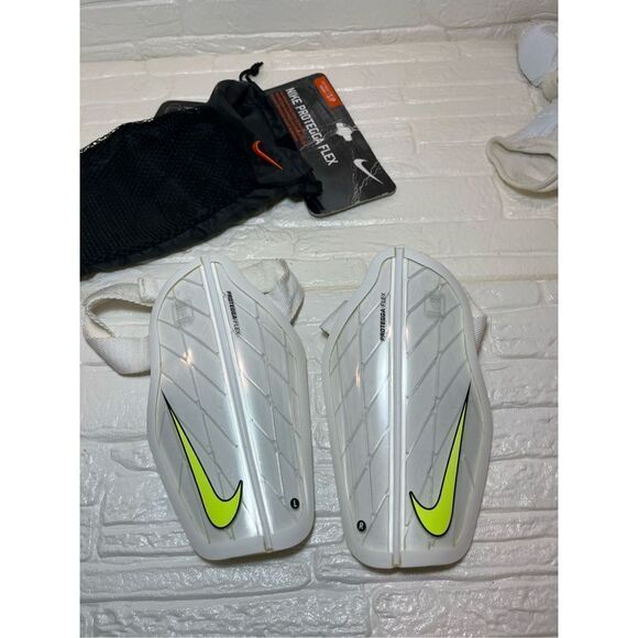 Nike Attack Stadium Shinguard - Picture 1 of 5